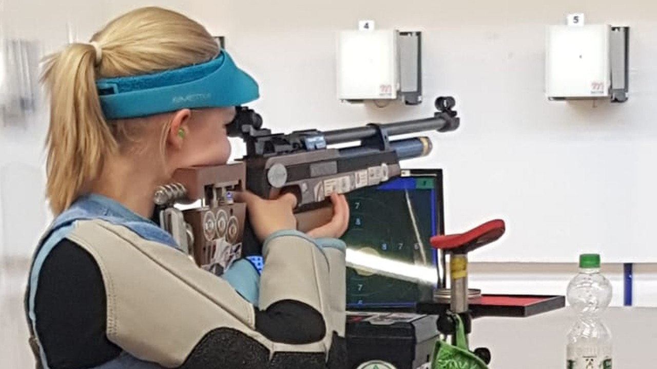 Leonie Werner beim Luftgewehr Wettkampf der Damenklasse