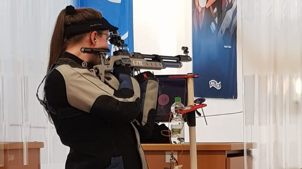 Tanja Zupke beim Luftgewehr Wettkampf der Damenklasse