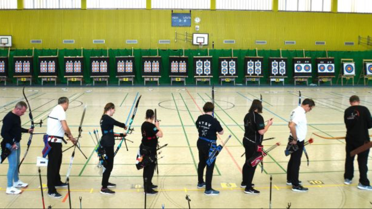 Die Zuschauer auf der Tribüne: Ganz schön weit weg sind die Ziele.