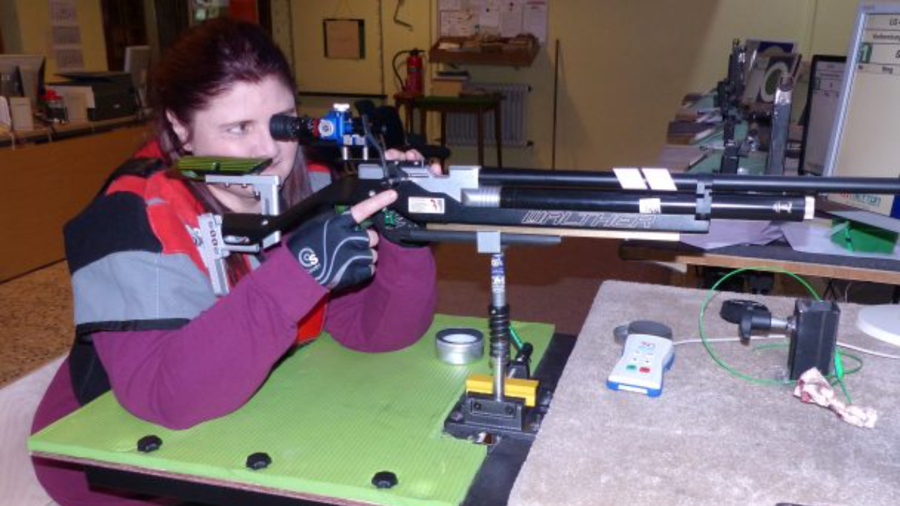 Nach den Regeln ist das Liegendschießen. Der Federbock ist eine wackelige Hilfe