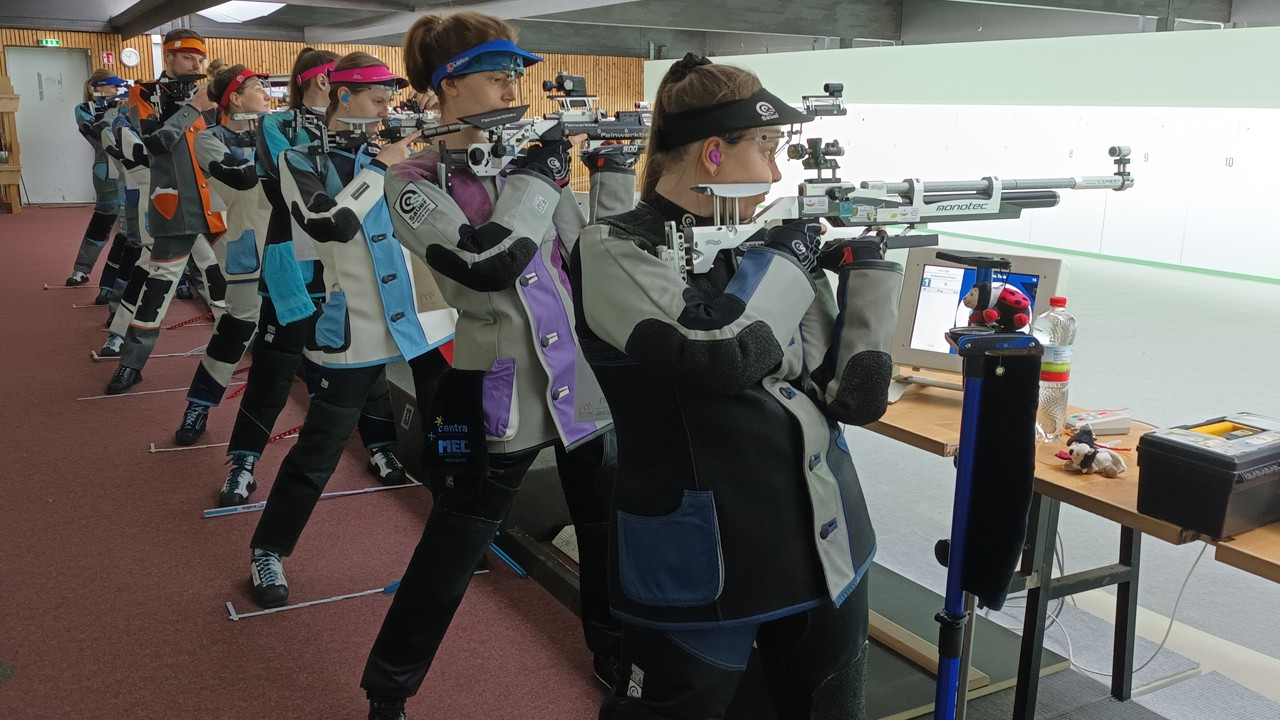 Lina Meier (5.v.l.) mit 392 Ringen wieder stark, gut auch Hannah Ehlers und Tanja Zupke