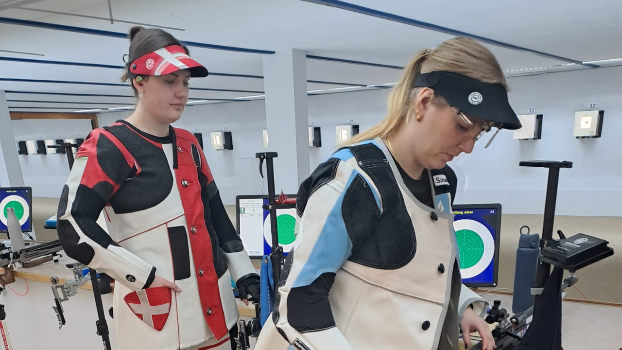 Betina Petersen und Aileen Jedtberg in der Vorbereitung zum Wettkampf